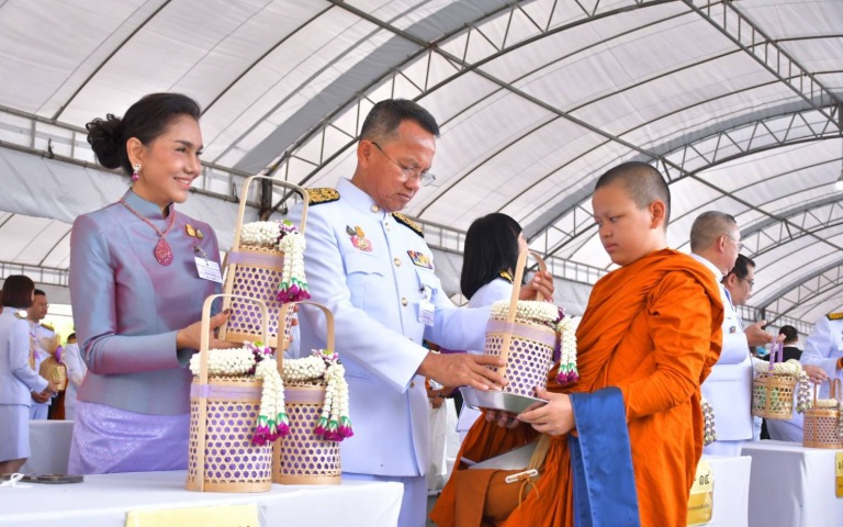 รมว.สธ. ร่วมพิธีเจริญพระพุทธมนต์ และทำบุญตักบาตร เพื่อถวายเป็นพระราชกุศล เนื่องใ...