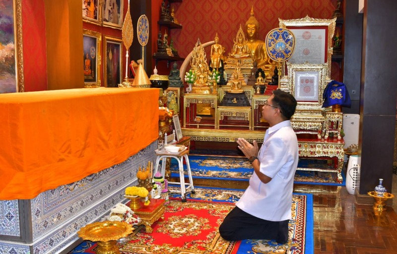 ผู้อำนวยการโรงพยาบาลสุรินทร์ เข้ากราบสรีรสังขารพระพรหมวชิรโมลี (ทองอยู่ ญาณวิสุทฺโธ)