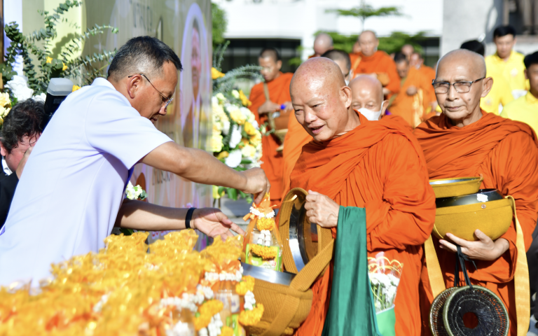 ตักบาตรอาหารสุขภาพ เนื่องในวันวิสาขบูชา “แต้มบุญคูณสอง เลือกเมนูชูสุขภาพแด่พระสงฆ์”