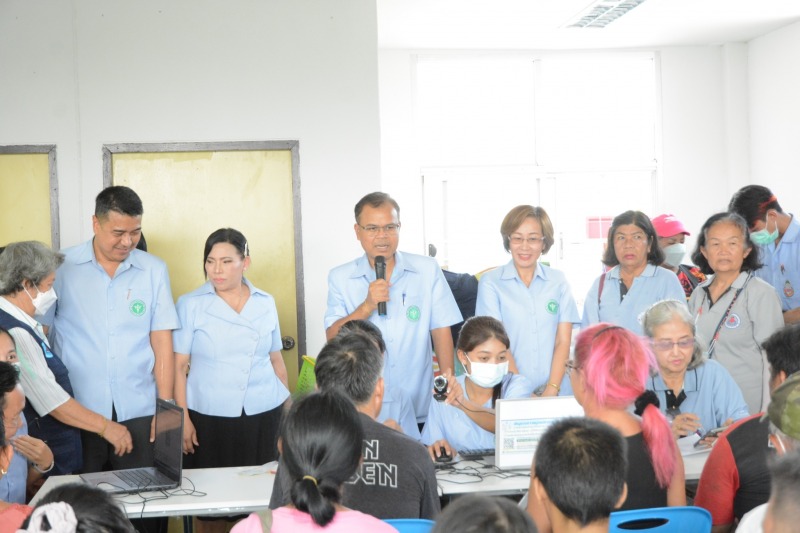 สสจ.สมุทรปราการ ตรวจเยี่ยมให้กำลังใจเจ้าหน้าที่ และประชาสัมพันธ์โครงการ จุดลงทะเ...