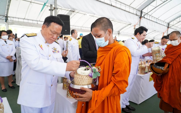 รมช.สธ. ร่วมพิธีเจริญพระพุทธมนต์ และทำบุญตักบาตร เพื่อถวายเป็นพระราชกุศล เนื่องใ...