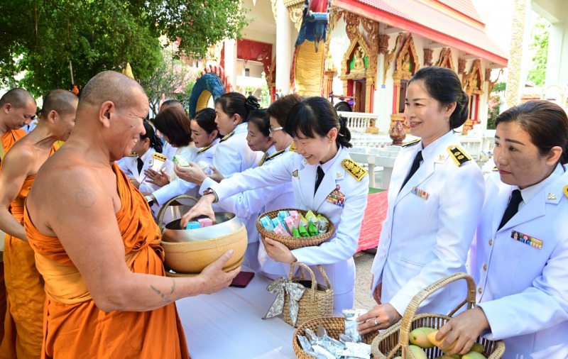 โรงพยาบาลมุกดาหารร่วมพิธีเจริญพระพุทธมนต์และพิธีทำบุญตักบาตรถวายเป็นพระราชกุศล