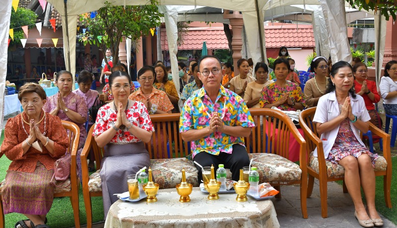 โรงพยาบาลสุรินทร์ จัดกิจกรรม “สืบสานประเพณีวันสงกรานต์ รดน้ำดำหัวขอพรผู้อาวุโส”