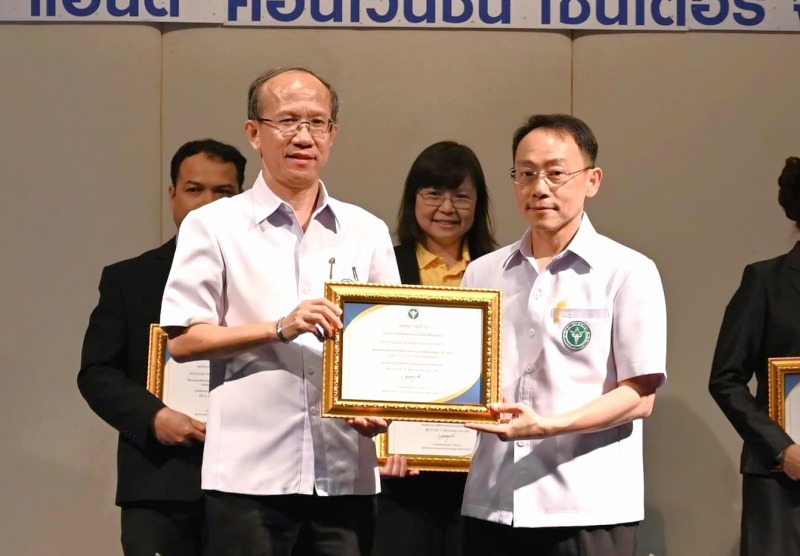 นพ.สสจ.อุบลฯ ร่วมรับใบประกาศเกียรติคุณหน่วยงานที่ ร่วมขับเคลื่อนการดำเนินงานส่งเ...