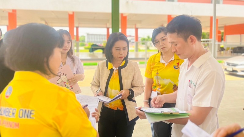 ‘สสจ.นครพนม’ ลงพื้นที่ตรวจติดตาม การเตรียมพร้อม เปิดโครงการพาหมอไปหาประชาชน  เฉล...