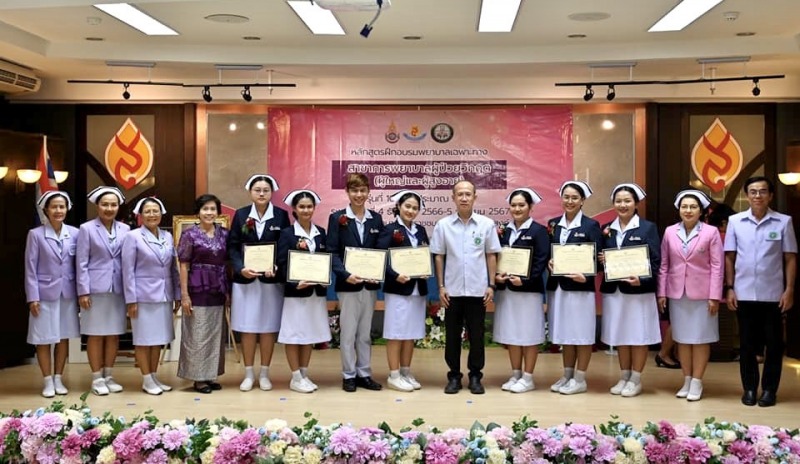 นพ.สสจ.อุบลฯ ประธานในพิธีปิดการอบรมและมอบใบประกาศนียบัตร แก่ผู้ที่ผ่านการอบรมหลั...